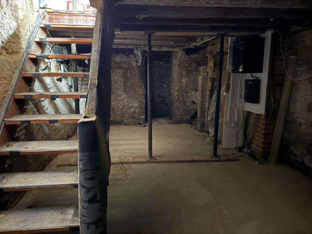 Lot: 88 - MIXED USE BUILDING FOR IMPROVEMENT AND REPAIR - Basement area in shell condition